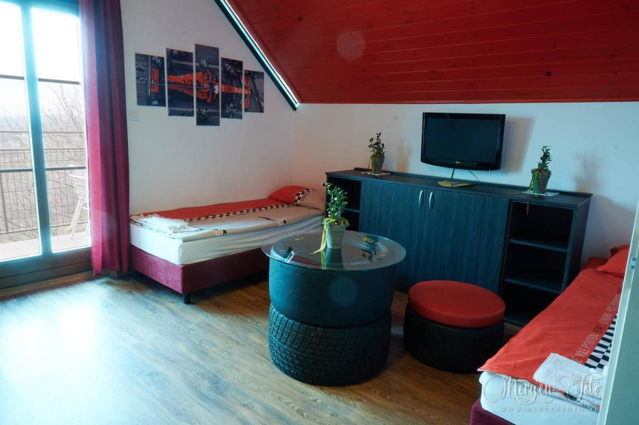Kamaras Ring House Bed and Breakfast Mogyoród Buitenkant foto