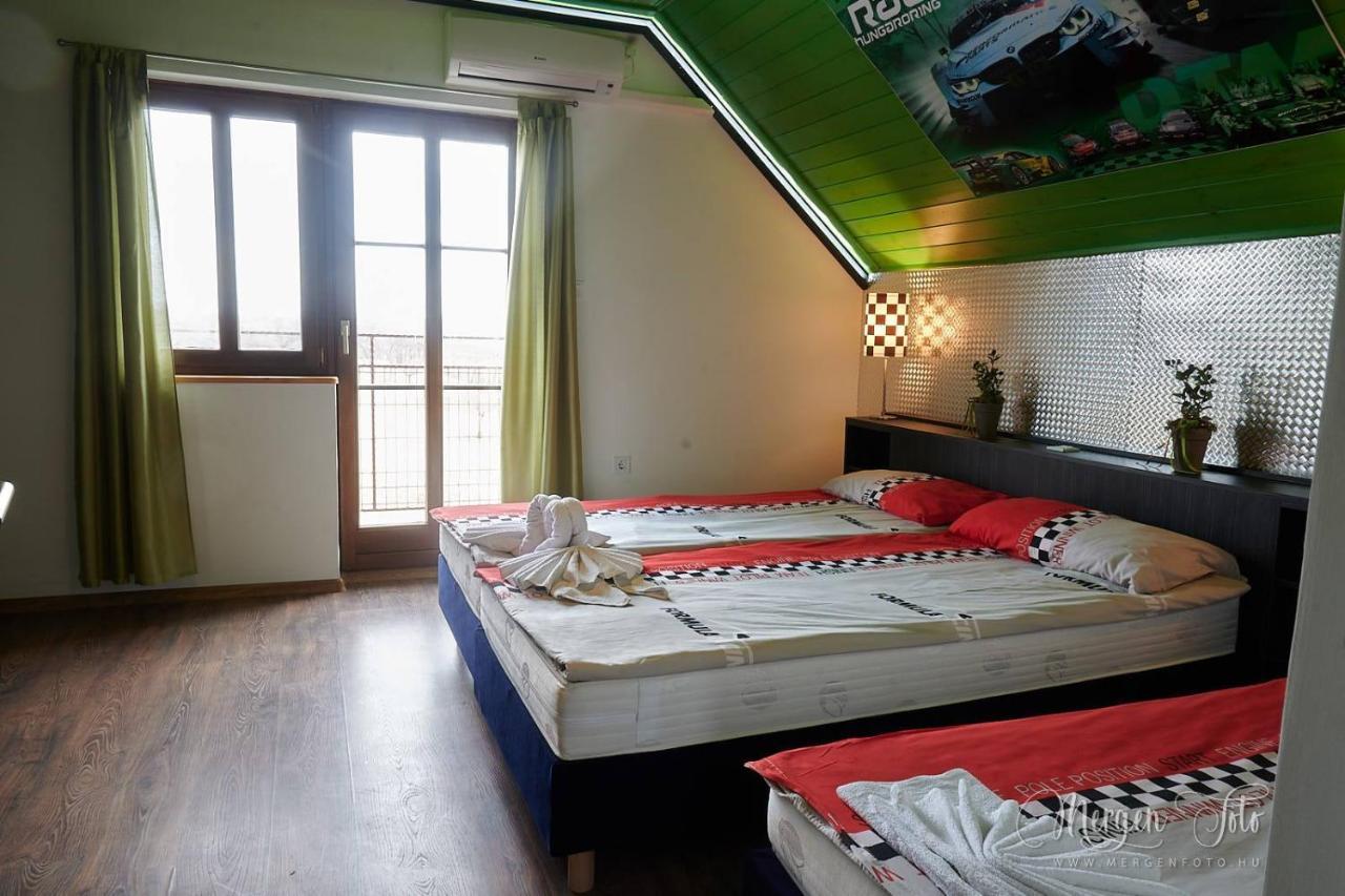 Kamaras Ring House Bed and Breakfast Mogyoród Buitenkant foto