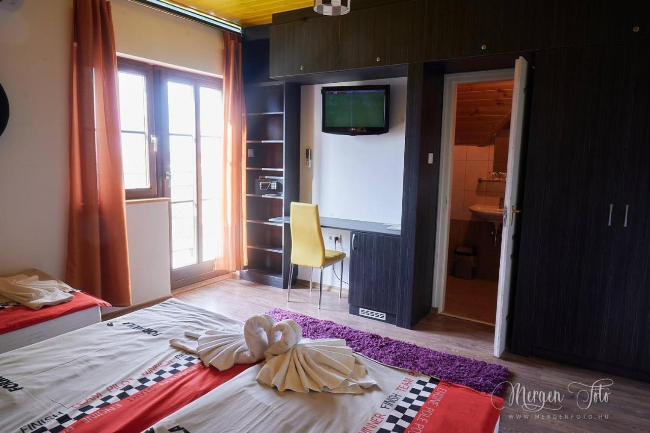 Kamaras Ring House Bed and Breakfast Mogyoród Buitenkant foto