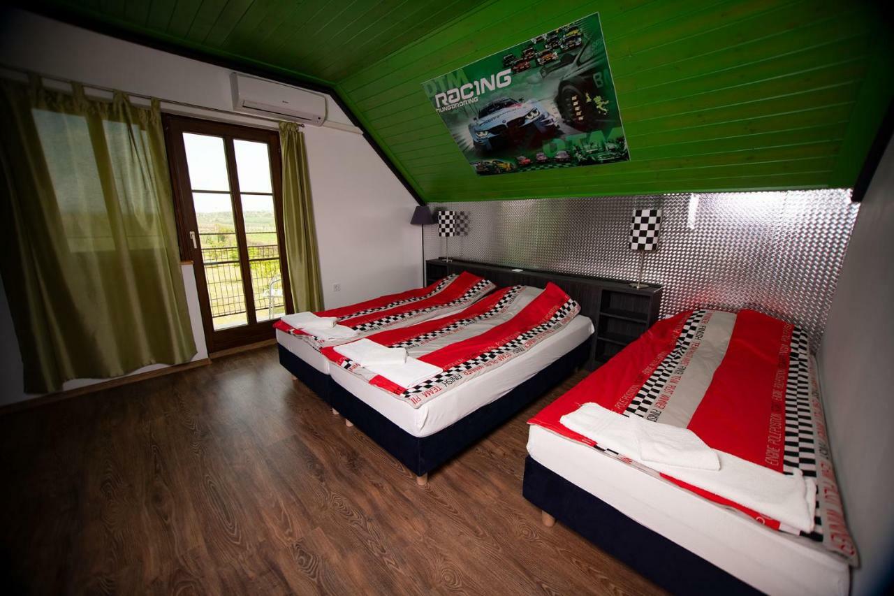 Kamaras Ring House Bed and Breakfast Mogyoród Buitenkant foto