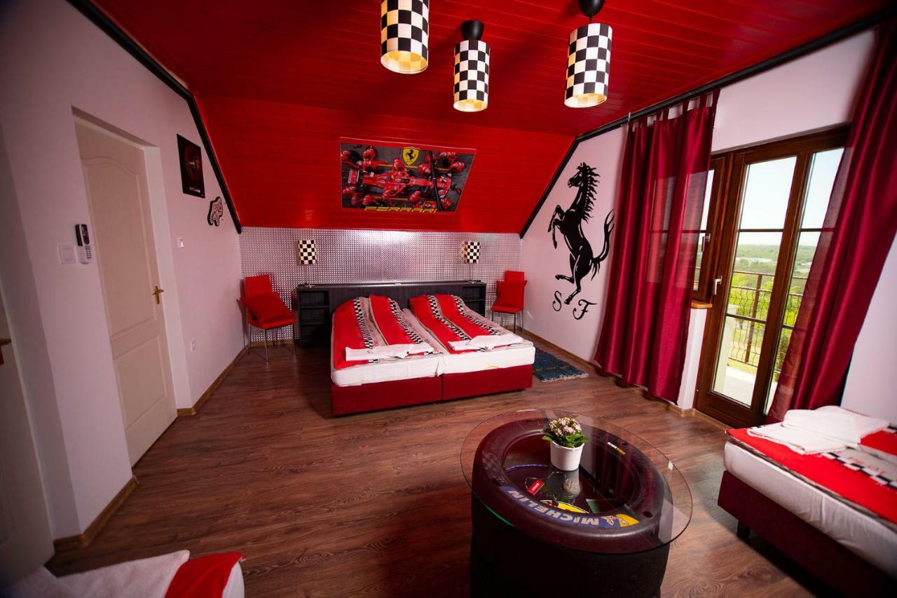 Kamaras Ring House Bed and Breakfast Mogyoród Buitenkant foto