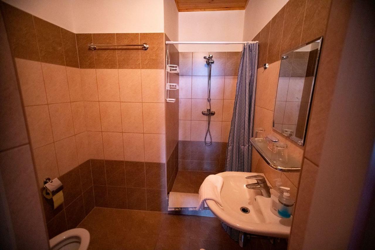 Kamaras Ring House Bed and Breakfast Mogyoród Buitenkant foto